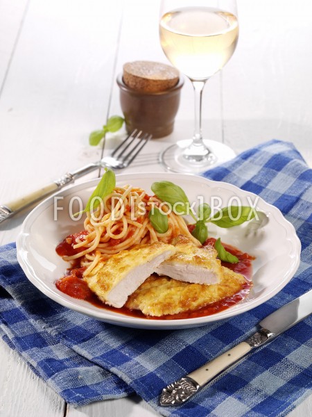 Putenschnitzel mit Parmesanhülle, Spaghetti und Tomatensauce