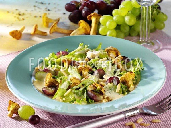 Trauben-Nuss-Salat mit Vanille-Sabayon