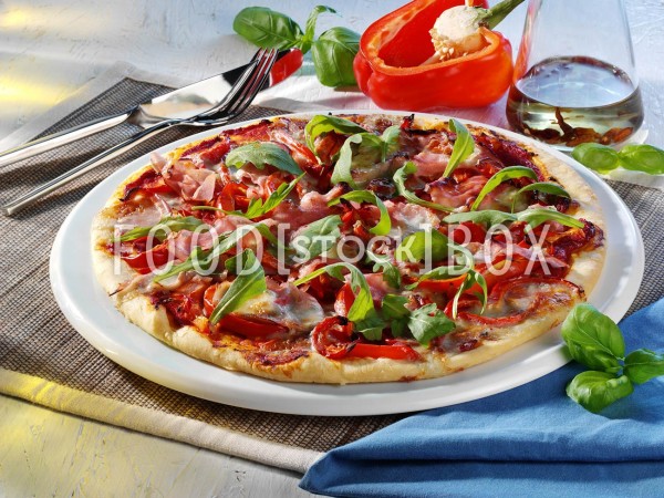 Pizza mit Schinken, Gorgonzola und Rucola