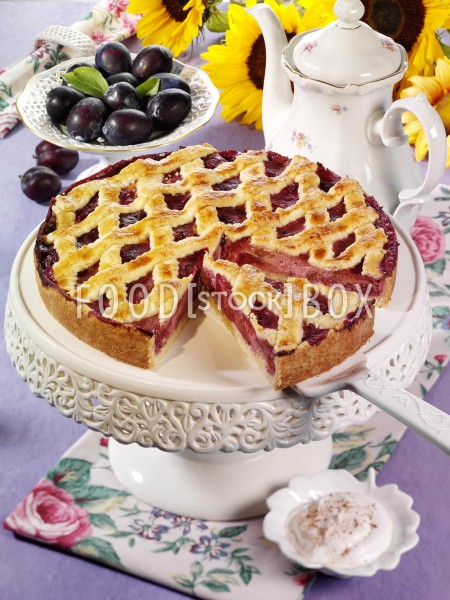 Gedeckter Zwetschgenkuchen mit Vanille-Zwetschgencreme und Teiggitter