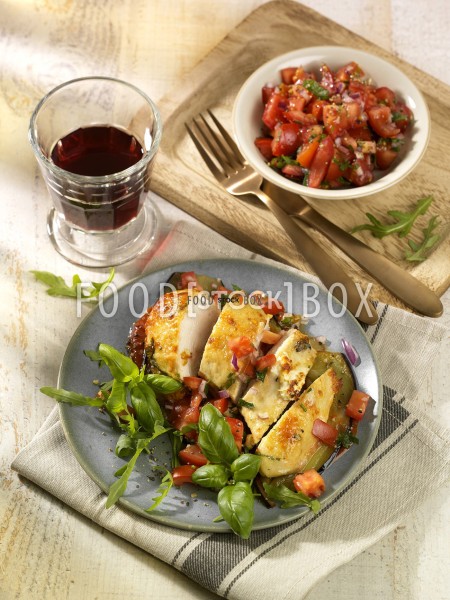 Hähnchen-Parmigiana mit Rucola und Tomatensalat