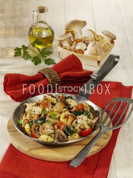 Würzige Gnocchi-Pilz-Pfanne mit Baby-Spinat und Tomaten