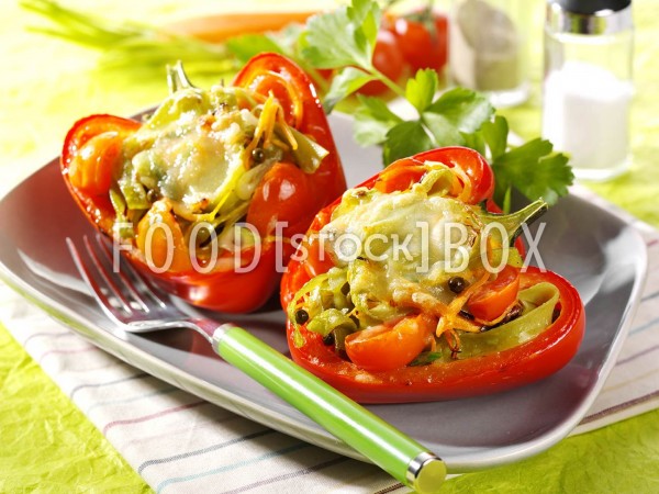 Rote Paprika gefüllt mit grünen Bandnudeln und Käse überbacken