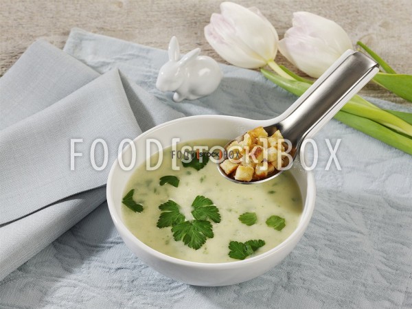 Petersiliensuppe mit Croutons