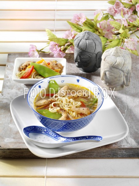 Asiatische Suppe mit Hühnerfleisch