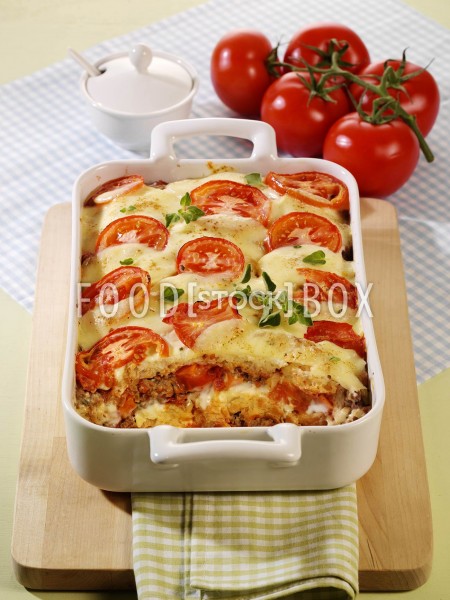 Lasagne mit Brot und Tomaten