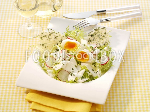 Mairübchen-Salat mit pochiertem Ei