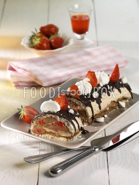 Baiserroulade mit Erdbeeren und Schokoladenglasur