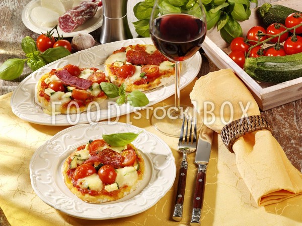 Mini Pizza mit Salami und Kirschtomaten