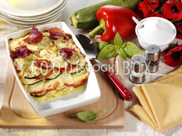Zucchini-Kartoffel-Paprika-Gratin mit Bündnerfleisch