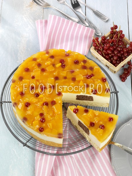 Pfirsich-Jogurt-Torte mit Johannisbeeren