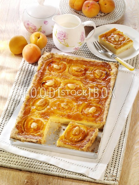 Aprikosenkuchen mit Marzipan