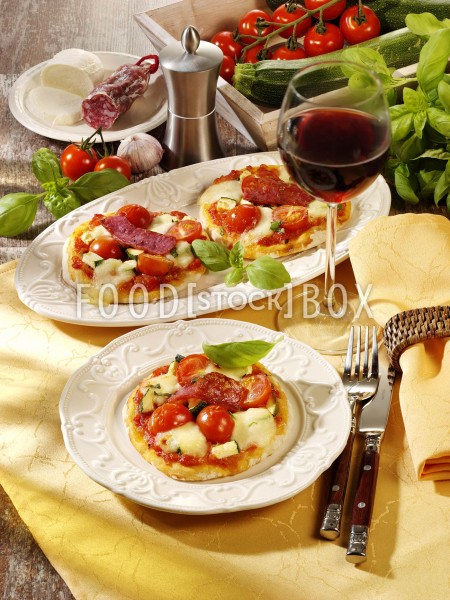 Mini Pizza mit Salami und Kirschtomaten