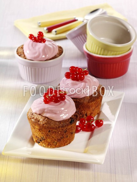 Kokos-Cupcake mit Johannisbeer