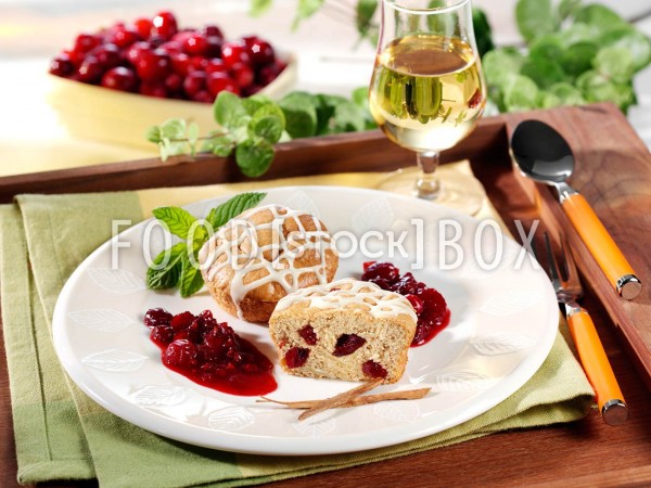 Zimtbiskuits mit Cranberrykompott