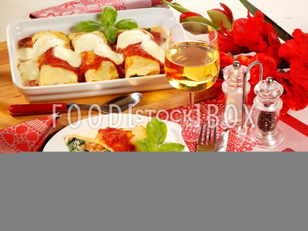 Crepes gefüllt mit Spinat, Lachs und Fenchel, in Tomatensauce, mit Mozzarella überbacken