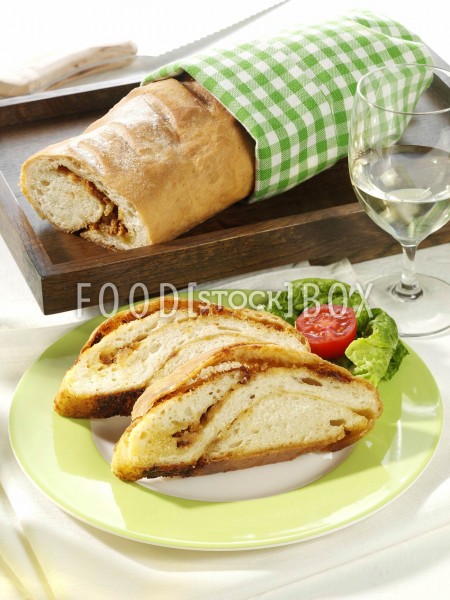 Brotrolle mit Zwiebel-Parmesan-Füllung
