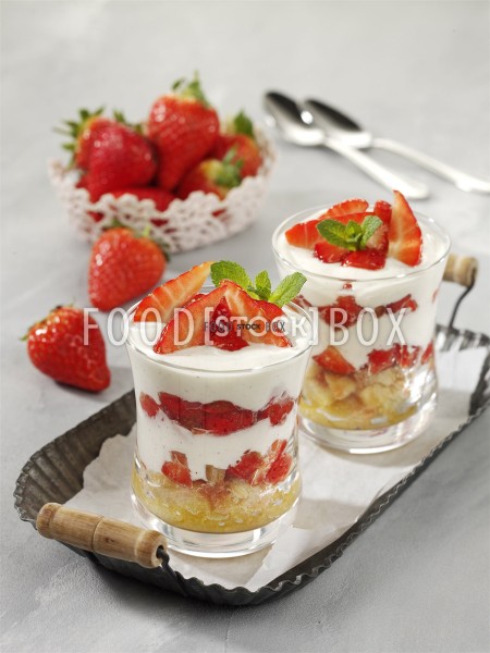 Erdbeer-Rhabarber-Torte aus dem Glas