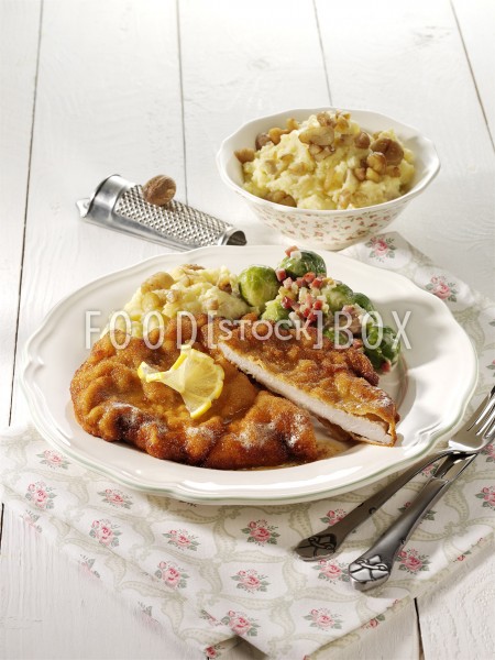 Landschnitzel mit gestovtem Rosenkohl und Maronen- Kartoffelpüree