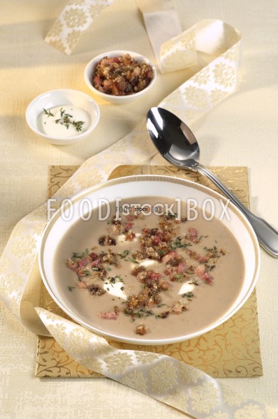 Edle Maronen Portwein Suppe mit Dattel-Speck Crunch