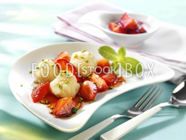 Erdbeeren mit Semmelknödeln