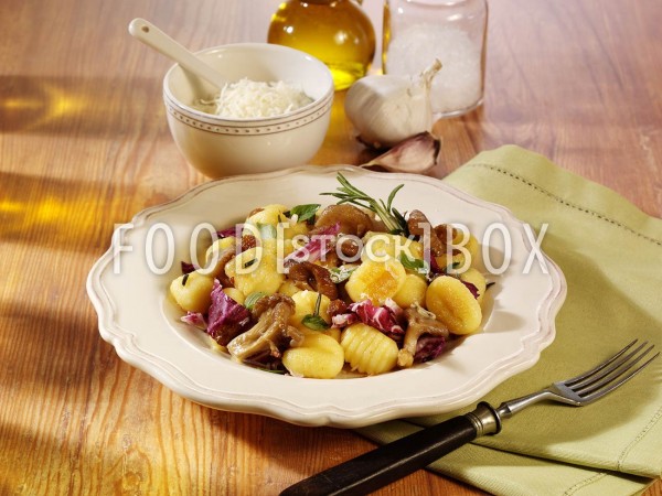 Gnocchi mit Salat und Pilzen