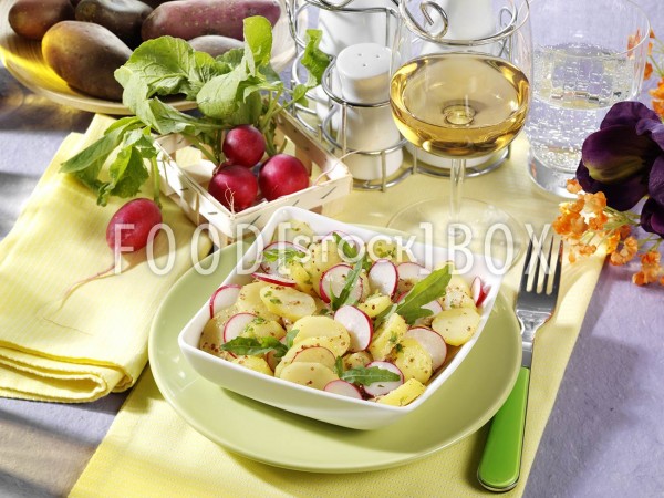 Kartoffel-Radieschensalat mit Rauke und Senf-Vinaigrette