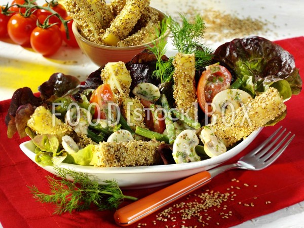Bunter Salat mit Käsesticks in Sesam