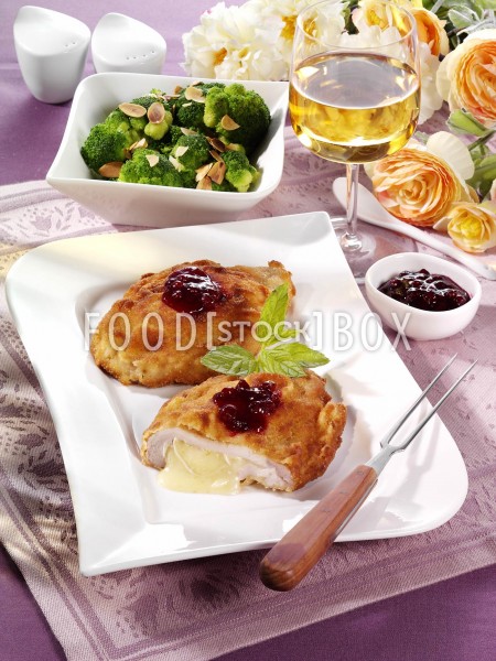 Schnitzel mit Camembert-Füllung, mit Preiselbeeren und Brokkoli