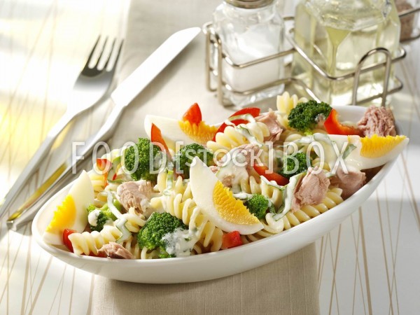 Nudelsalat mit Thunfisch und Eier