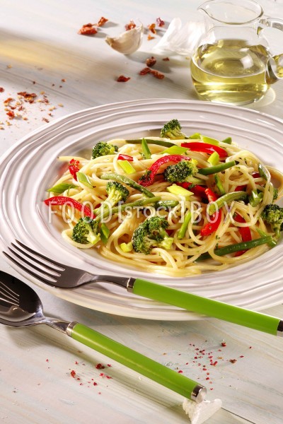 Gebratene Spaghetti mit Gemüse