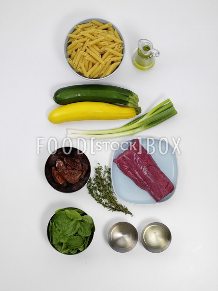 Pennesalat mit Rinderfilet, Zucchini, getrockneten Tomaten und Spinat 1