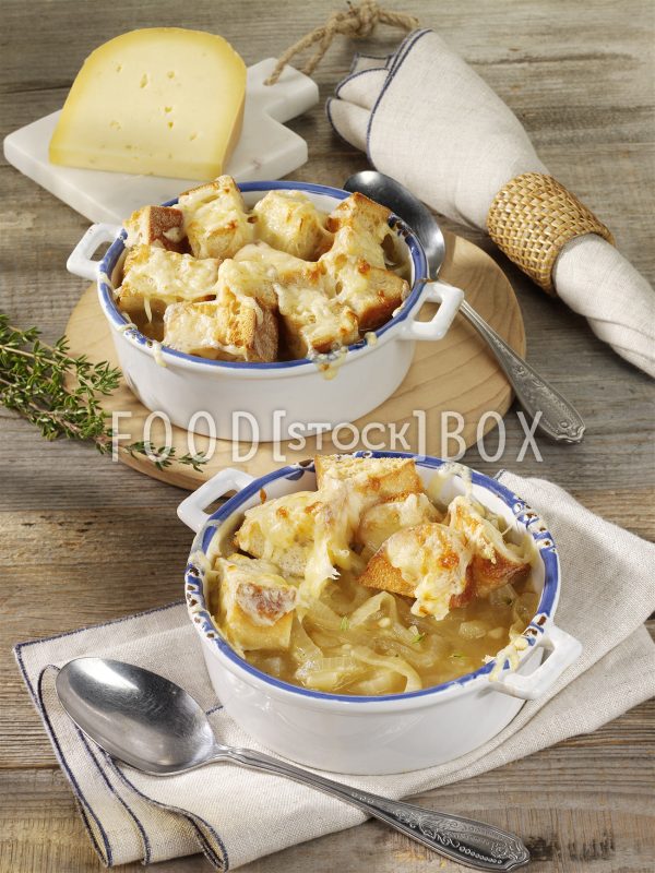 Belgische Zwiebel-Bier-Suppe mit Käse-Brot-Haube