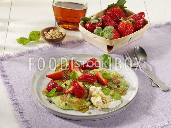 Kräuter-Pancakes mit Erdbeeren und Ricotta
