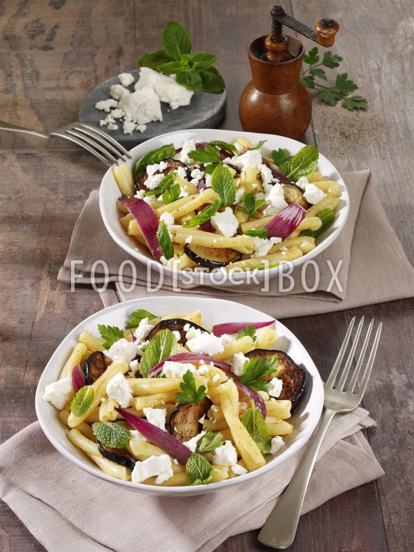 Leichte Strozzapreti mit Minze und Auberginen