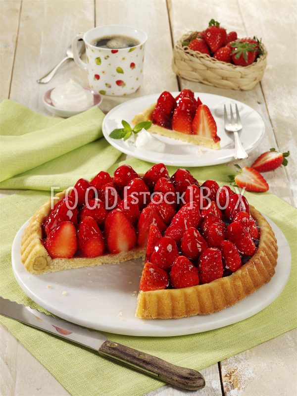 Erdbeerkuchen mit Marzipanrand