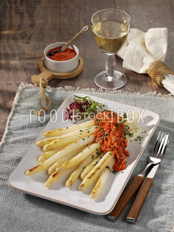 Gerösteter Spargel mit Romescosoße