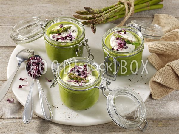 Grüne Spargelsuppe mit Kichererbsenschaum
