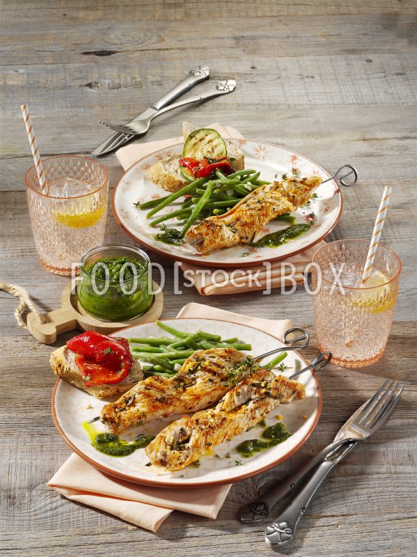 Putenspieße mit Kräuter-Mandel-Pesto