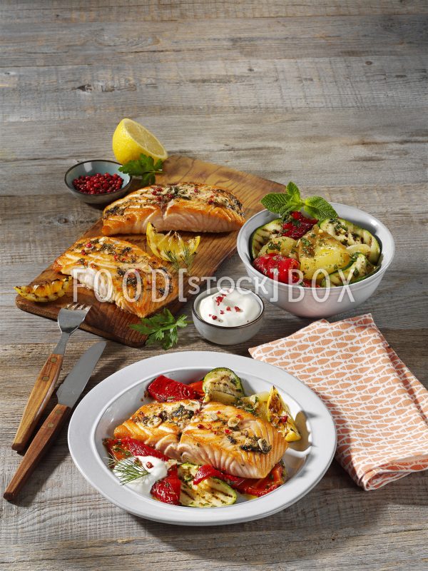 Zitronenlachs auf Grillgemüsesalat