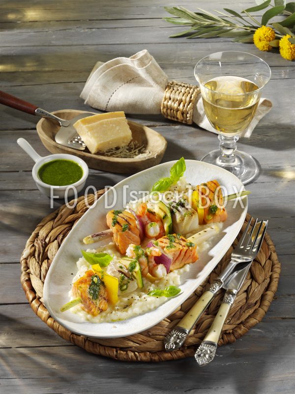 Fischspieße auf Risotto