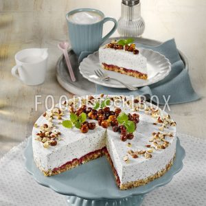 Joghurt-Mohn-Torte auf Nussboden