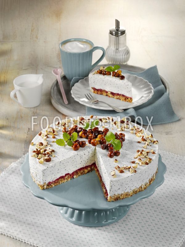 Joghurt-Mohn-Torte auf Nussboden