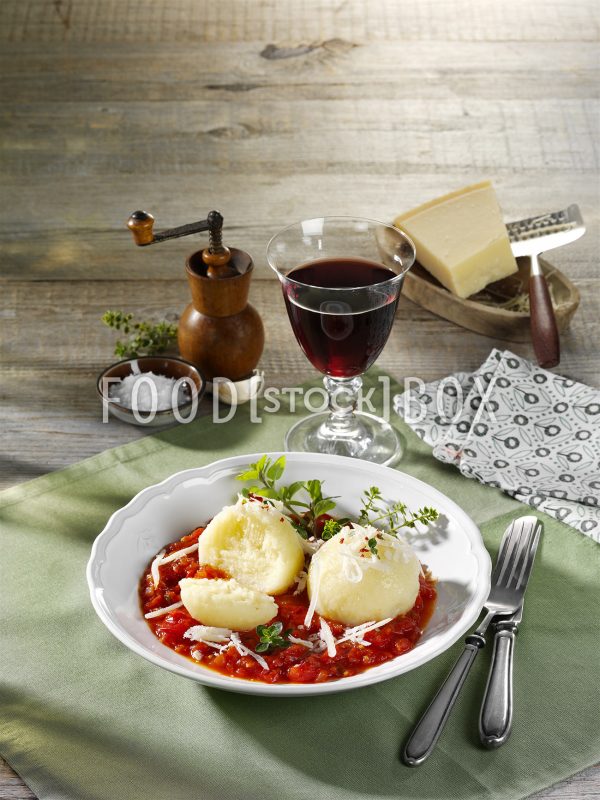Kartoffel-Quark-Ködel auf Tomaten-Sugo