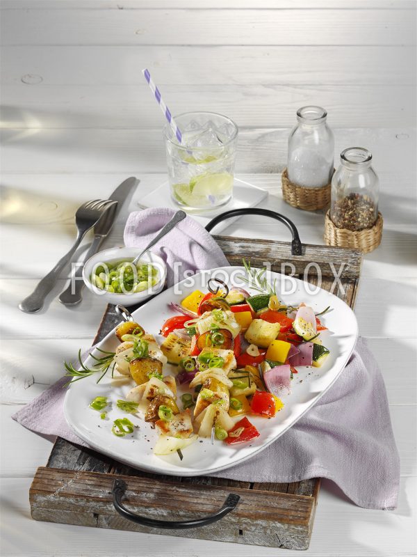 Kartoffelspieße auf Ratatouille-Salat
