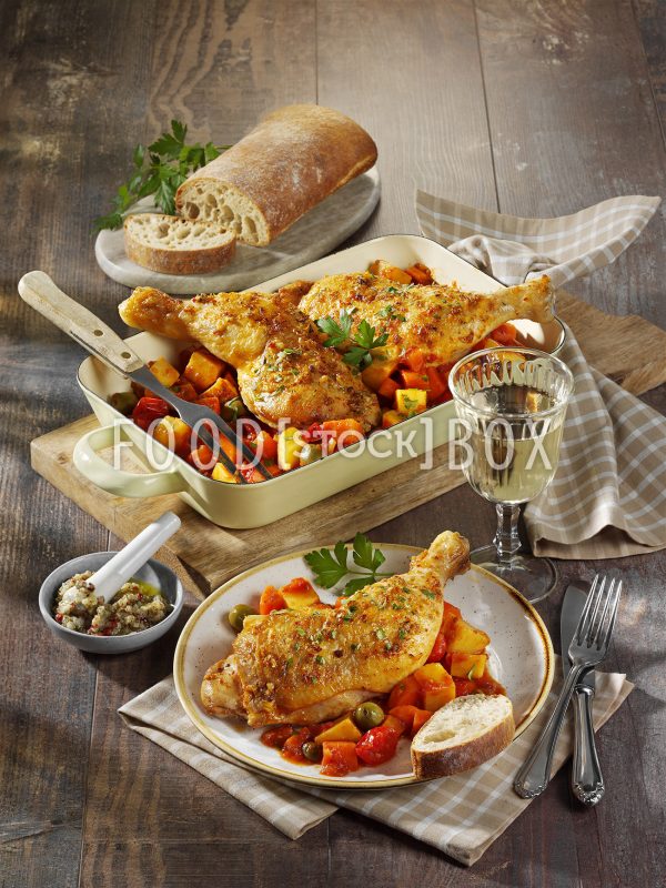 Knoblauch-Hähnchenschenkel mit Oliven und Kartoffeln