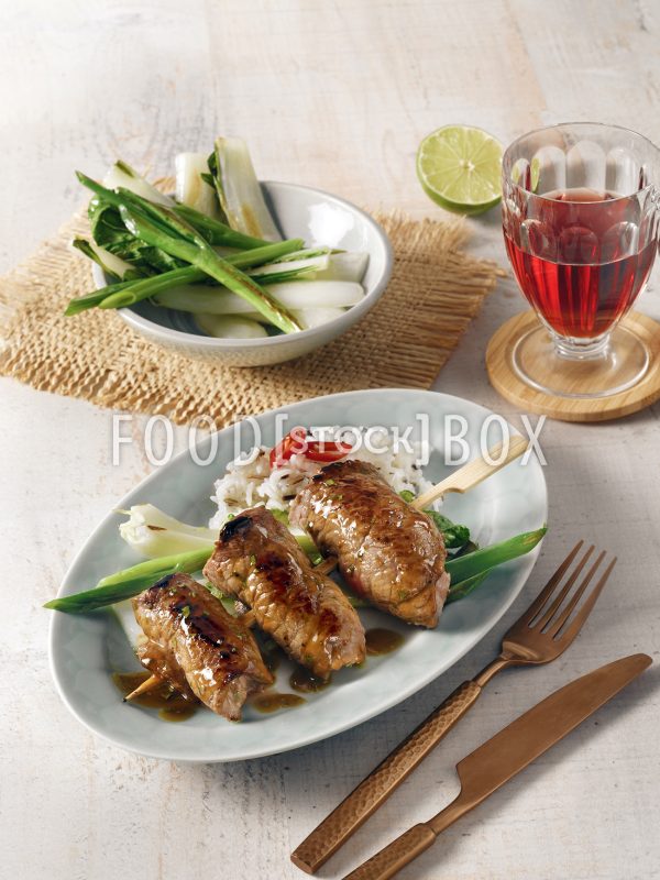 Asia-Fleischröllchen auf Paksoi