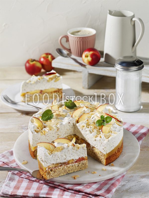 Nektarinen-Nuss-Torte