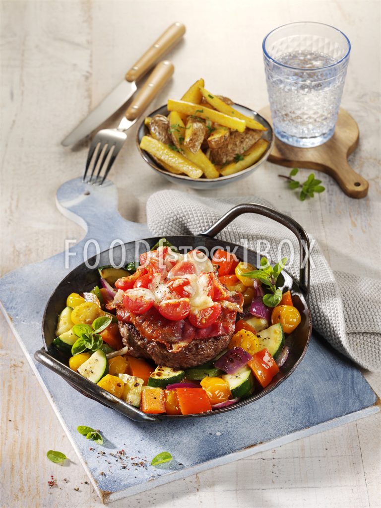 Ofengemüse mit Hacksteak