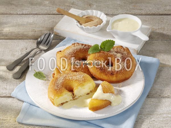 Apfelküchle mit Vanillesauce